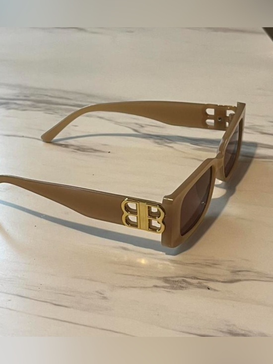 Fashion Jewelry Accessories - Classic Rectangular Women's Sunglasses in Beige